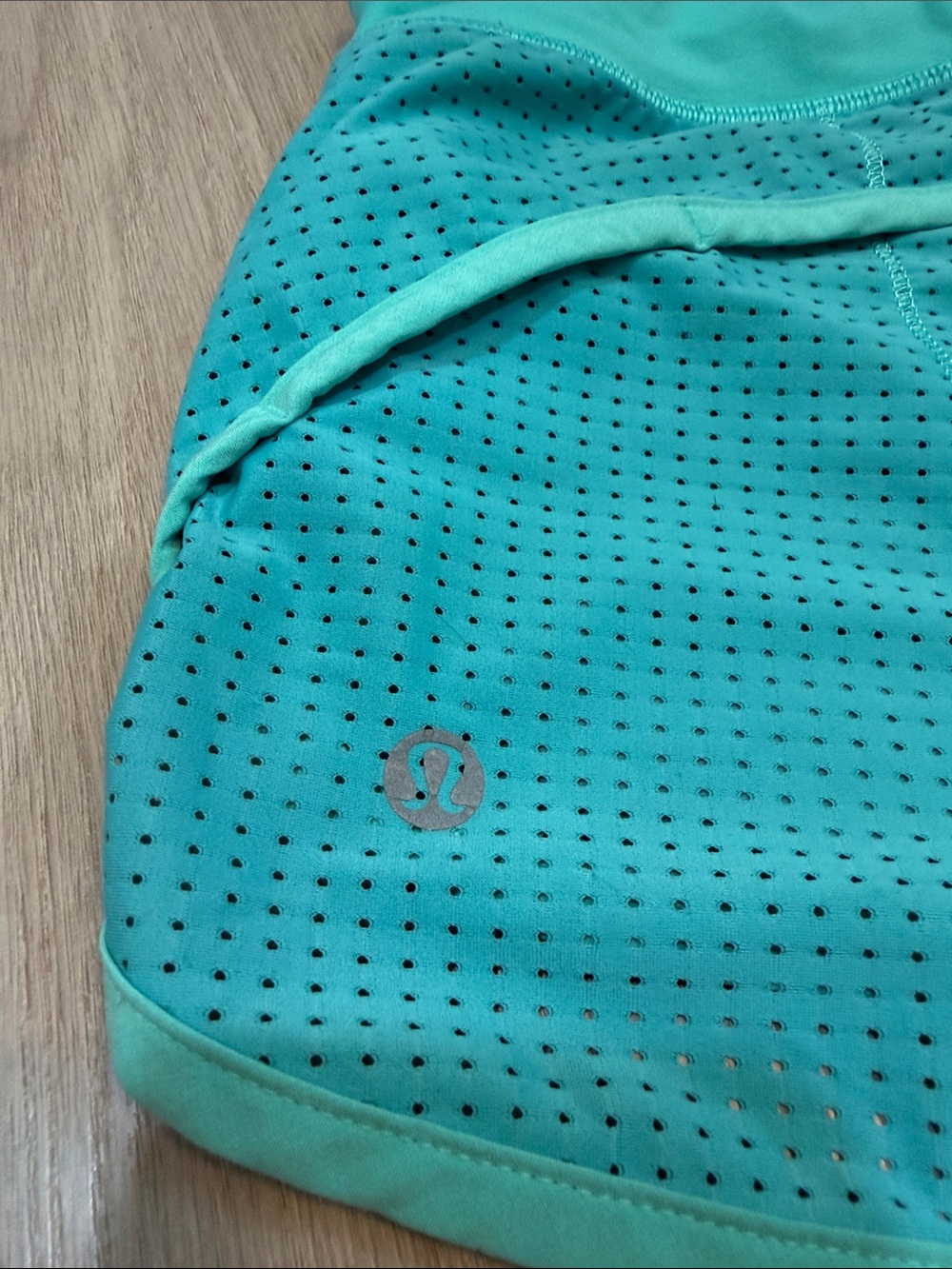 Lululemon shorts size 6. Great condition - Picture 3 of 5